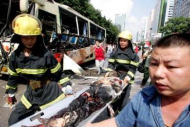 عمال الانقاذ ينتشلون ضحايا الانفجار