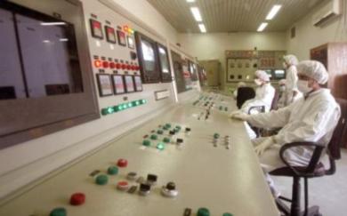 علماء ايرانيون في مصنع تحويل اليورانيوم في اصفهان