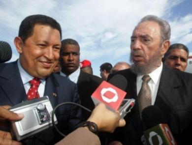 الرئيس الفنزويلي هوغو شافيز مع الرئيس الكوبي فيدل كاسترو