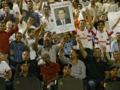 أنصار حسني مبارك يعرضون صوره تأييداً له في الانتخابات