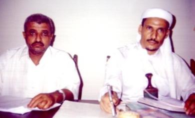 من اليمين: فضيلة القاضي محمد بن محمد القاضي ووكيل نيابة البريقة أمين غالب أحمد