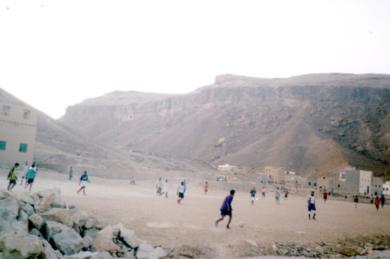 لاعبو فريق شباب عرما يتدربون في مساحة ضيقة تتبع احد المواطنين
