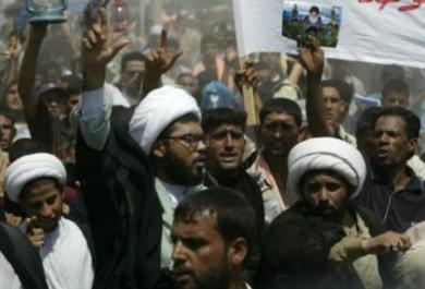 انصار الزعيم الشيعي الشاب مقتدى الصدر في مظاهرة ضد مسودة الدستور