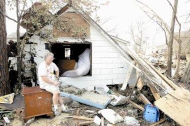 مواطن أميركي يبكي على أطلال منزله بعد أن دمره الإعصار