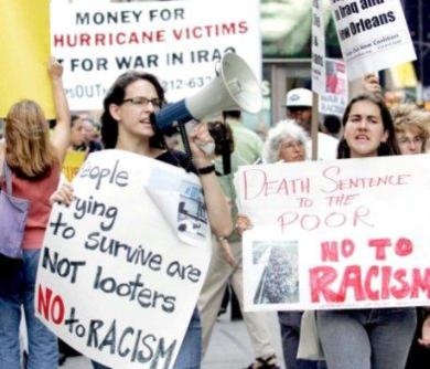 متظاهرون في نيويورك أمس ضد بوش وحرب العراق يطالبون بالأموال لصالح ضحايا الإعصار وليس للعراق