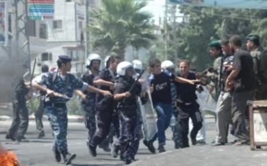 اشتباكات بين عمال وقوات الشرطة الفلسطينية