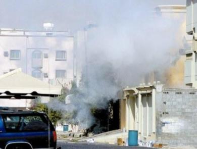 الدخان يتصاعد من المنزل الذي داهمته قوات الأمن السعودية بالدمام أمس