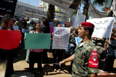 نساء فلسطينيات يتظاهرن ضد القتل