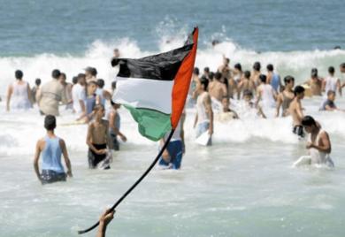 فلسطينيون يسبحون في شاطئ مستوطنة شيرات حاييم السابقة في قطاع غزة بعد ان ظلوا لسنين يرون مياهه وهم محرومون منها