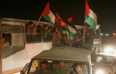 احتفالات صاخبة مع انتهاء 38 عاما من الاحتلال الاسرائيلي لقطاع غزة