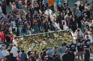 اقارب الضحايا يضعون الزهور في احدى البرك بمناسبة ذكرى اعتداءات الحادي عشر من سبتمبر