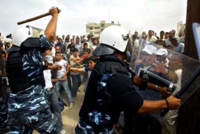 الشرطة الفلسطينية تقوم بعملية تفريق المتظاهرين