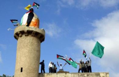 الفلسطينيون يتدفقون على مستوطنة سانور بعد انسحاب القوات الاسرائيلية منها