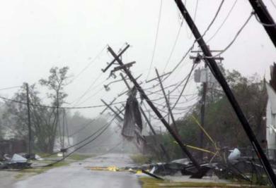 سقوط اعمدة الكهرباء بسبب اعصار ريتا