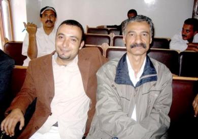 الزميلان خالد سلمان ونبيل سبيع في المحكمة امس