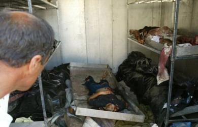 عراقي ينظر لجثث ضحايا الانفجارات