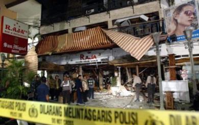 جانب من الدمار الذي لحق باحد المطعم بعد الانفجار