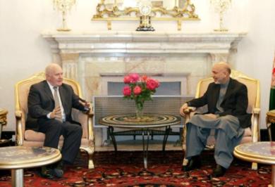 جون ريد وزير الدفاع البريطاني مع الرئيس الافغاني حامد كرزاي
