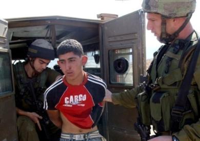 اعتقال فتى فلسطيني 