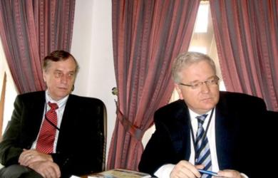من اليمين: السفير البريطاني وإلى جانبه القائم بأعمال الاتحاد الاوروبي في المؤتمر الصحفي أمس