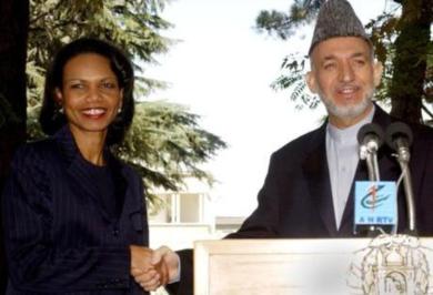 الرئيس الافغاني حامد كرزاي مع وزيرة الخارجية الامريكية كوندوليزا رايس 