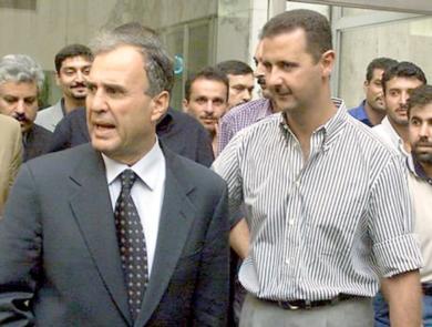 الرئيس السوري بشار الاسد مع اللواء غازي كنعان عام 1999