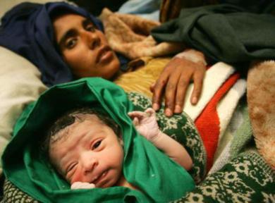 ولادة طفلة وسط الاف القتلى في مظفر آباد