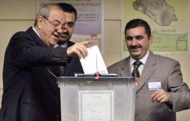 رئيس الوزراء السابق اياد علاوي اثناء عملية الادلاء بصوته