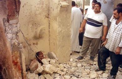 عراقيون ينظرون الى اشلاء المفجر الانتحاري
