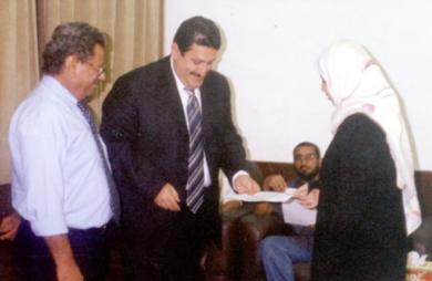 رئيس جامعة عدن يسلم احد الناجحين قرار التعيين