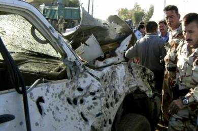 القوات العراقية تتفحص حطام احدى السيارات