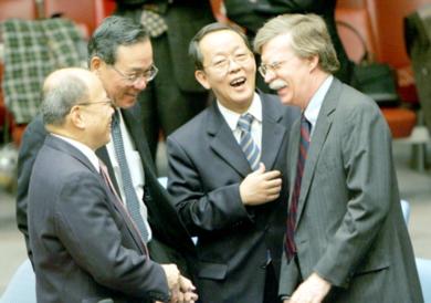 (من اليمين) سفراء اميركا، الصين، اليابان والفلبين في مجلس الأمن امس قبل بدء الاجتماع
