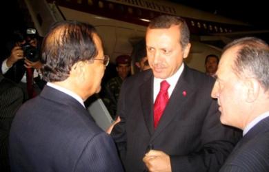 رئيس وزراء تركيا قبيل مغادرته في حديث مع رئيس الوزراء باجمال 