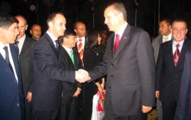 رئيس الوزراء التركي اثناء توديعه طاقم السفارة بصنعاء