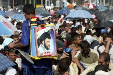 احد العراقيين يحمل في ظهره صورة لمقتدى الصدر اثناء خطبة امس الجمعة