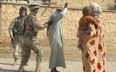 احد الجنود يفتش رجل عراقي للإشتباه به