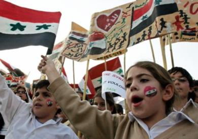 طلاب سوريون يرفعون العلم السوري في مظاهرة بشأن تقرير ميليس حول سوريا
