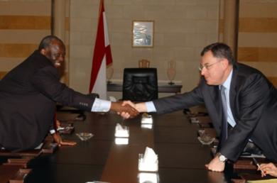    رئيس الحكومة اللبناني فؤاد السنيورة مع الامين العام المساعد للامم المتحدة للشؤون السياسية ابراهيم غمبري 