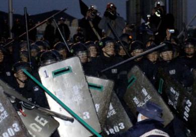 الشرطة تشتبك مع متظاهرين مناهضين للعولمة بالقرب من مقر قمة آبيك