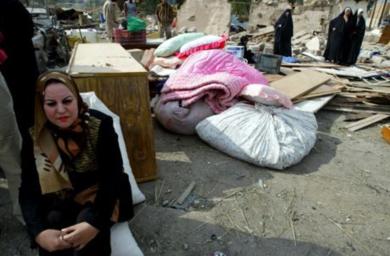 عشرات العراقيين ينامون في العراء بعد فقدان منازلهم بانفجار الجادرية