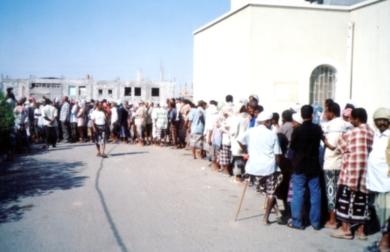 جمع من المواطنين في صفوف انتظارا للتسجيل في مختلف الاقسام