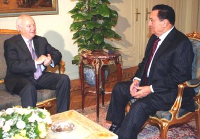 الرئيس المصري حسنى مبارك مع لميجيل موراتينوس وزير خارجية أسبانيا  