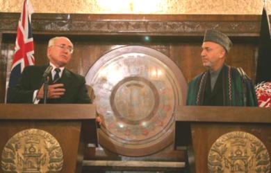 الرئيس الافغاني حامد كرازاي مع رئيس الوزراء الاسترالي جون هوارد  