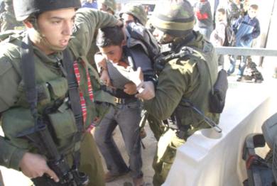 جنود اسرائيليون يعتقلون فتى فلسطين في الضفة الغربية