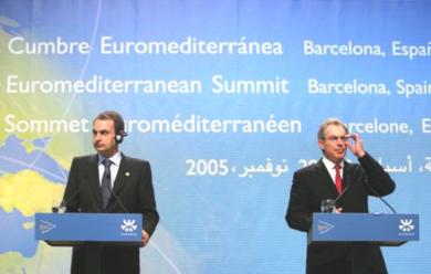 رئيس الوزراء الاسباني خوسيه لويس رودريغيس ثاباتيرو وبجانبة رئيس الوزراء البريطاني توني بلير