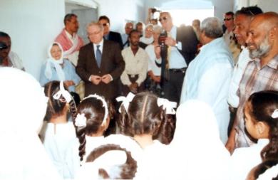 السفير البريطاني امام ترحيب طالبات مدرسة الملاحي بغيل باوزير امس