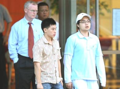 من اليمين شقيق المتهم نجوين تونج وخلفه المحامي