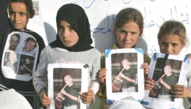 طفلات فلسطينيات يحملن صور المخطوفين 