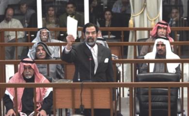 الرئيس العراقي المخلوع صدام حسين ومعاونية في جلسة امس