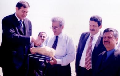 الوزير الأردني يسلم محافظ عدن هدية تذكارية في المساحة الخاصة ببناء الجامعة اليمنية الأردنية